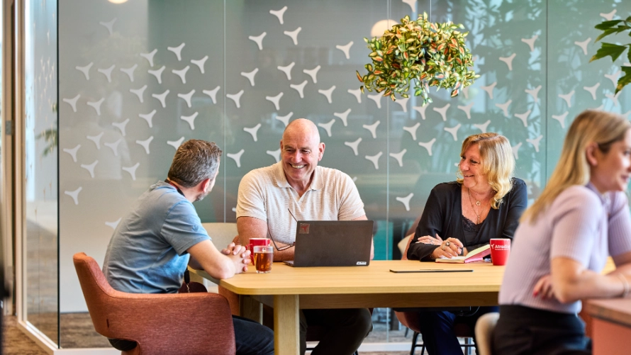 Team discussing online management of accounts receivable insurance with Atradius Atrium