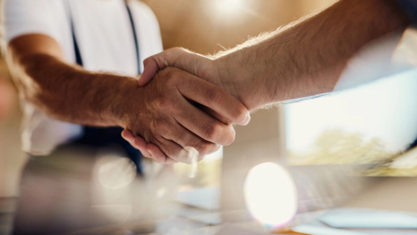 hands shake image