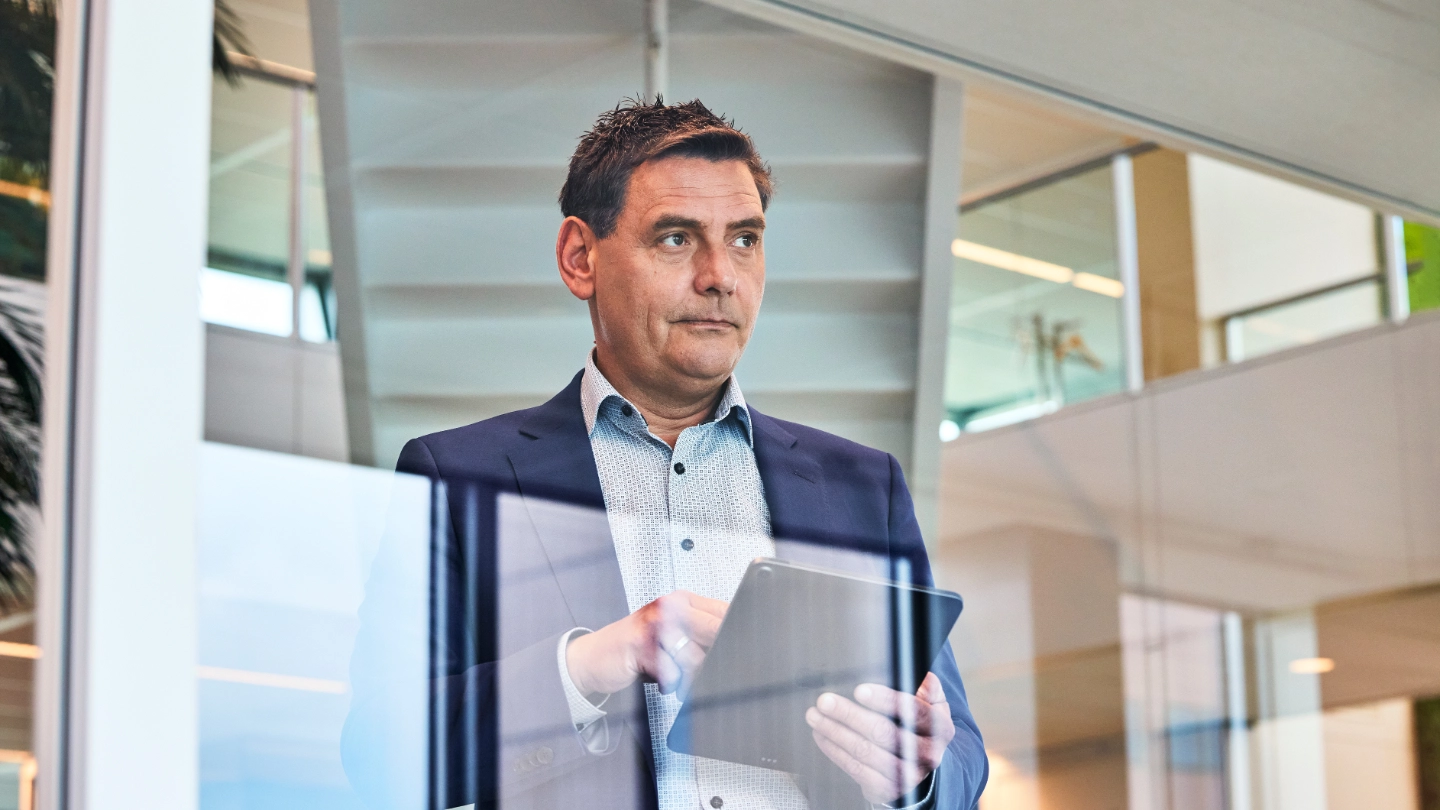 Atradius worker reflects on the news he read on his tablet image