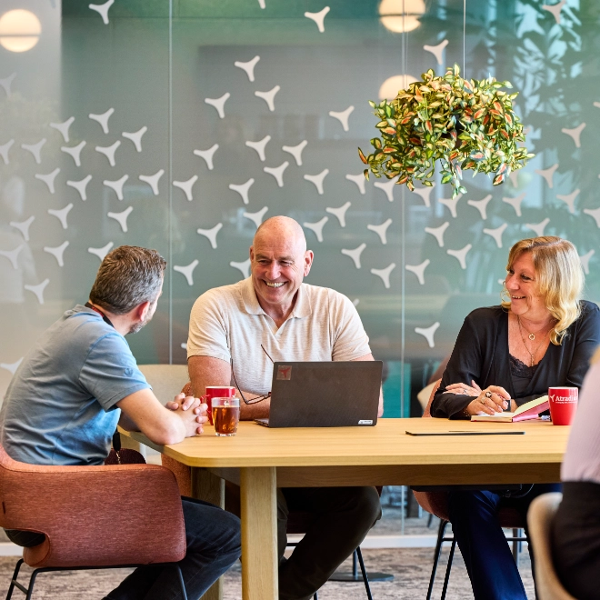 Team discussing online management of accounts receivable insurance with Atradius Atrium